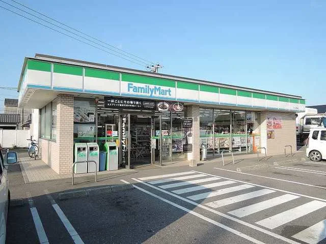 ファミリーマートまで230m
