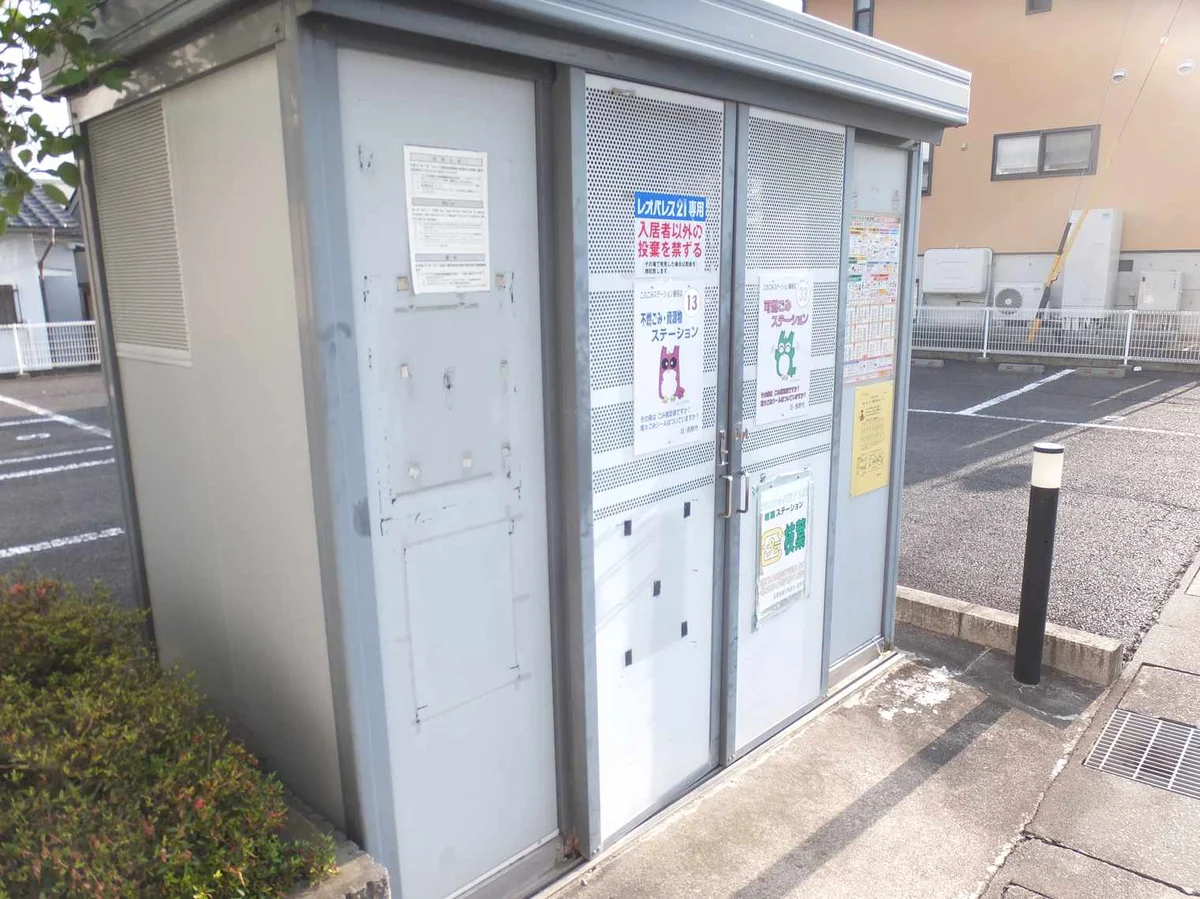 敷地内にゴミ庫が設置されておりゴミ捨てに便利です