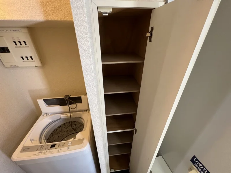 玄関には下駄箱スペースあります。