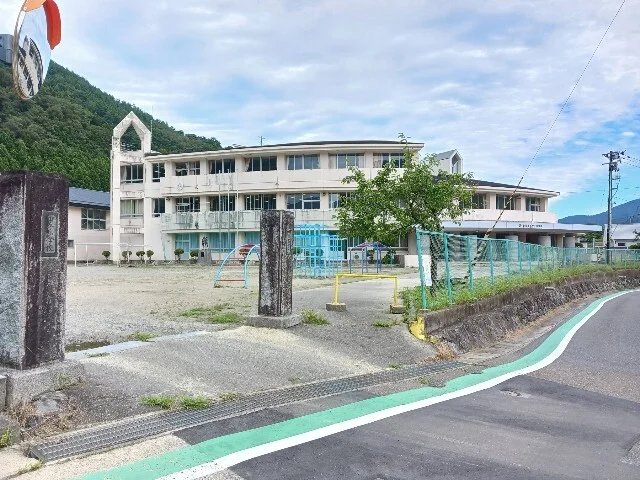 甲子小学校まで850m