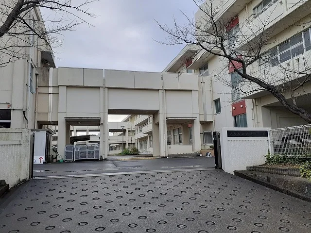 武豊小学校まで1100m