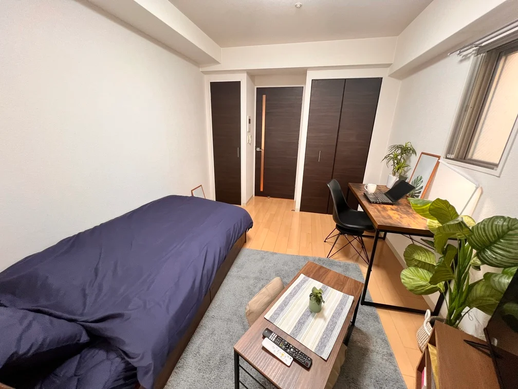 奥に見えるのは左から「収納」「キッチンへのドア」「クローゼット」です。収納ひろー