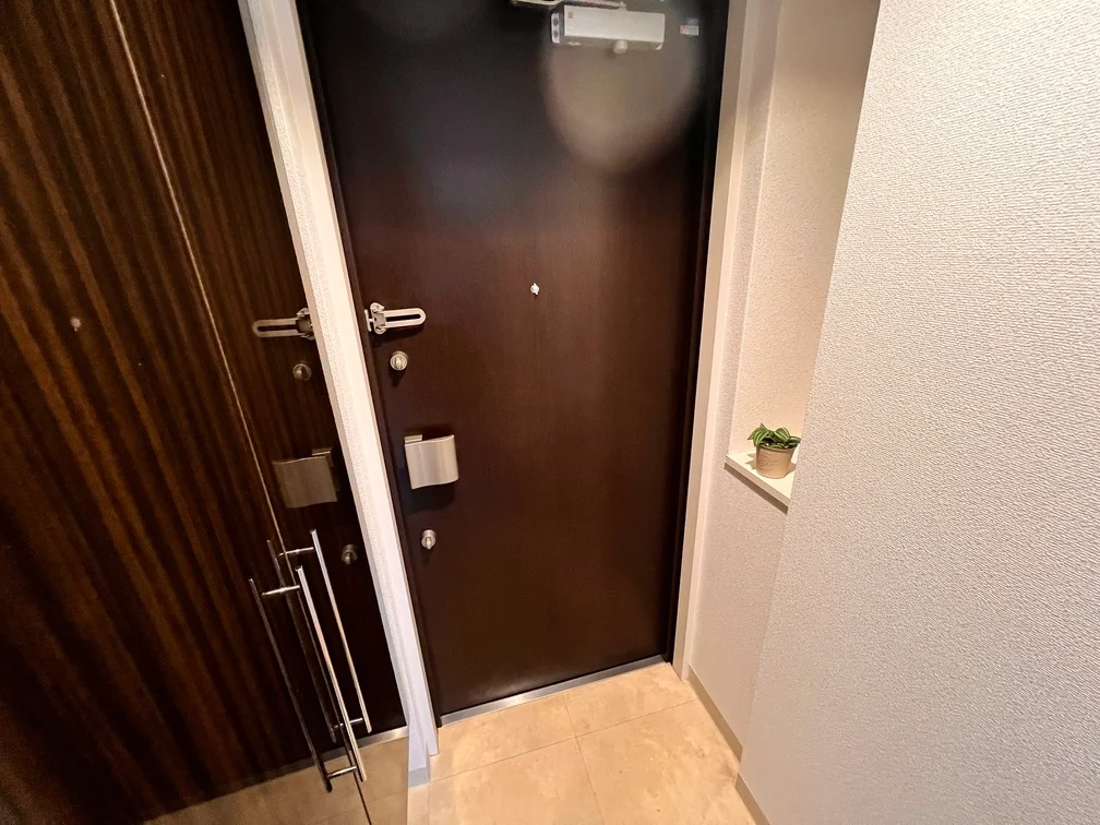 左に見えるドアは超大型シューズBOXです。ここまで大きいの要ります？