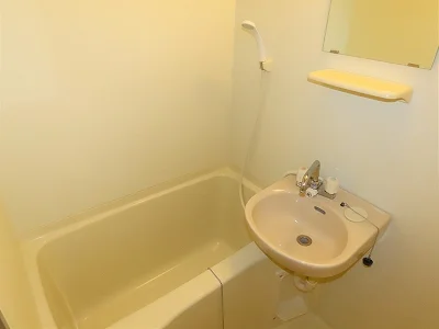 洗面台とユニット式のお風呂です