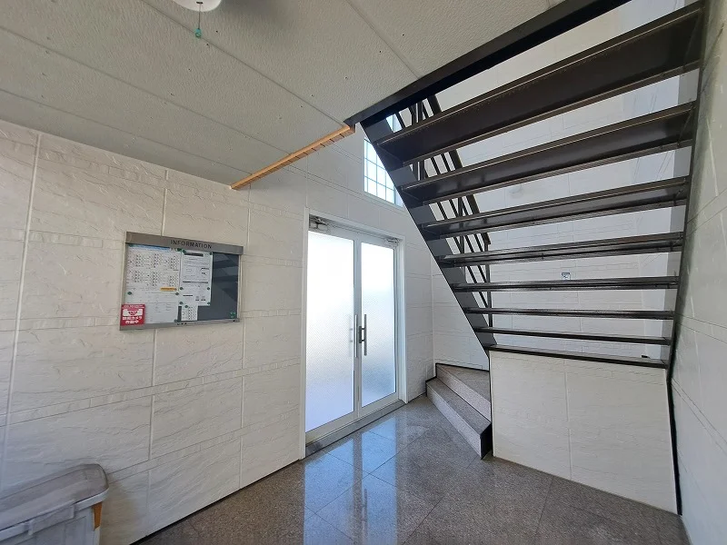 エントランス入口内