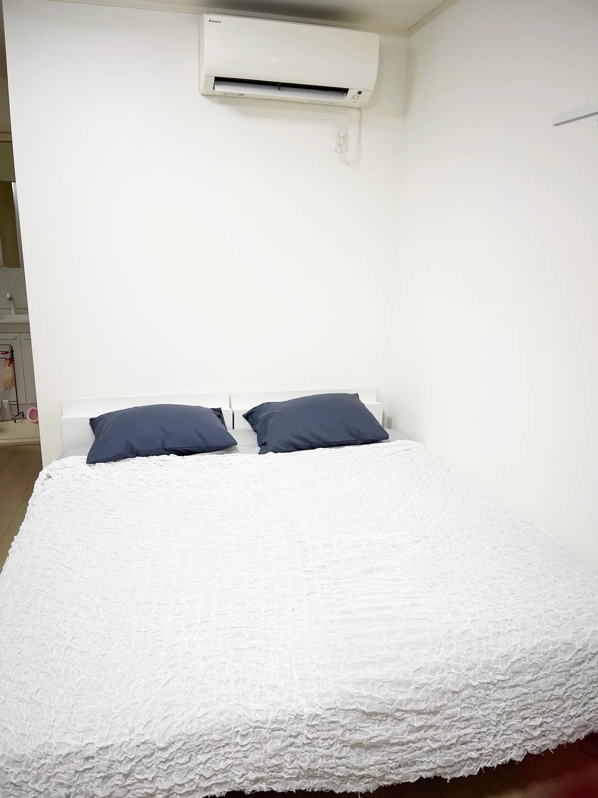 大きいベッドでゆっくりとおくつろぎいただけます