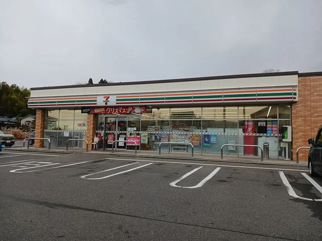 セブンイレブン　越後田上店まで300m