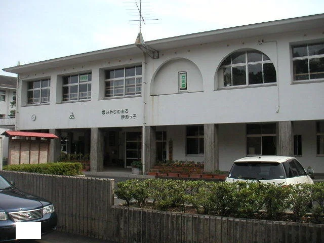 伊形小学校まで1700m