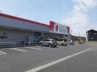 ドラッグストアセキ鷲宮西店まで500m