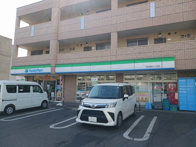 ファミリーマートまで398m