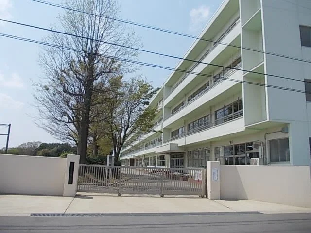 牛久市立牛久第三中学校まで400m