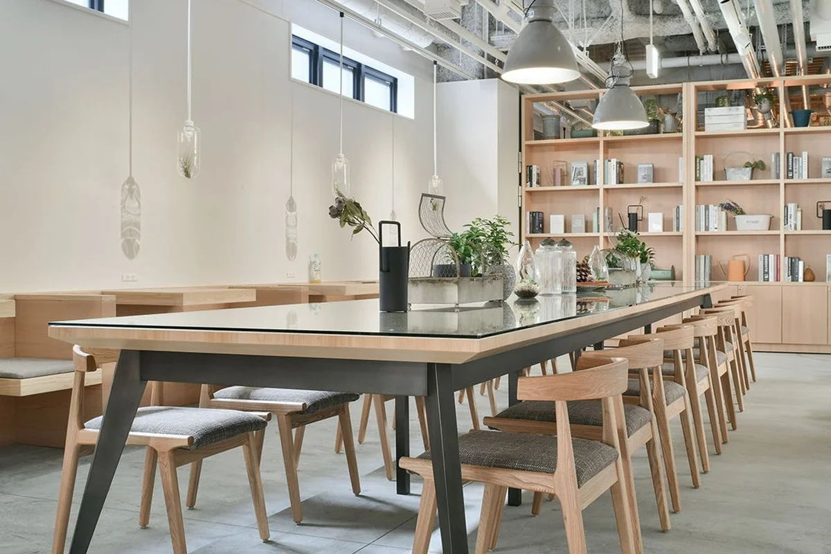 【カフェ】コワーキングスペースとして利用可能。Wi-Fiやコンセントなどテレワークにも嬉しい空間です。