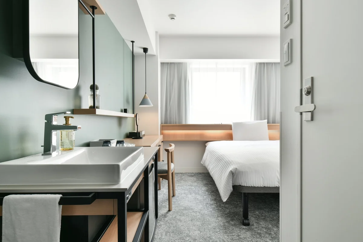 ほんのり光を取り込みます。