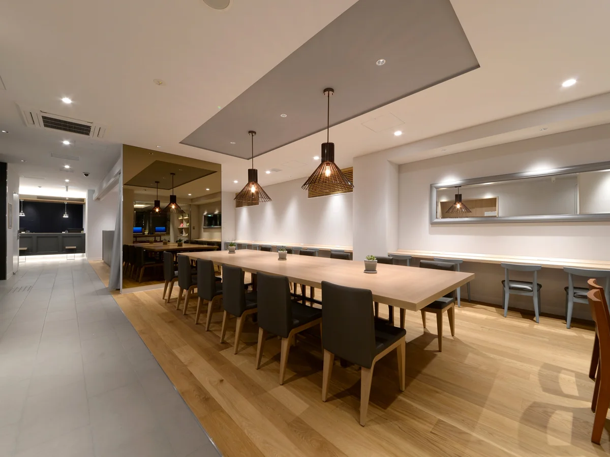 ラウンジスペースでは無料ドリンクをご用意しております。ちょっとしたPC作業にもおすすめ。