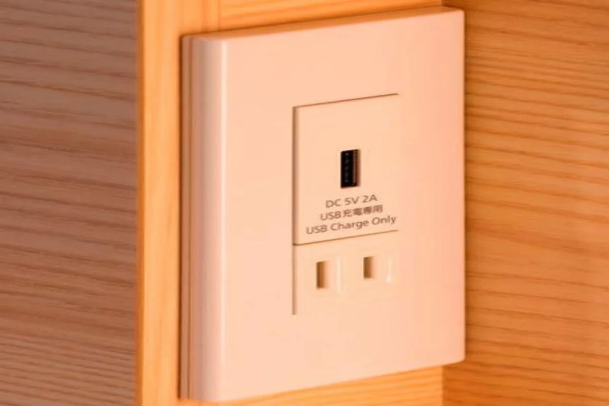 ベッドの足元にもコンセントがあります。