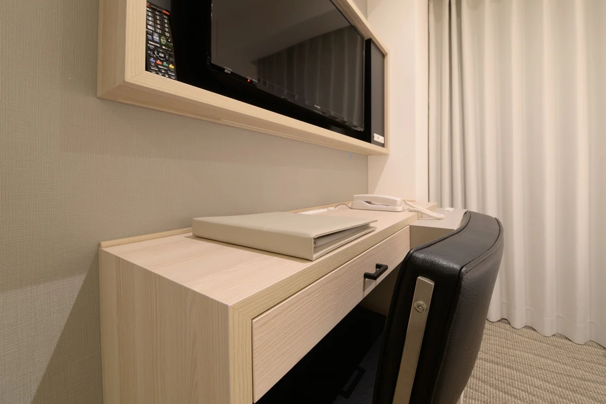 ベッドの向かいにはデスクがあります。