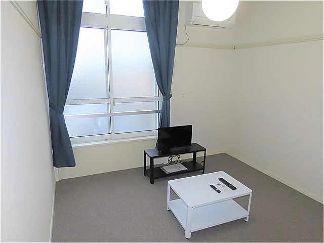 カーテンやテーブル、テレビも備え付けです