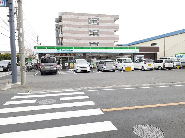 ファミマ　さいたま西堀３丁目店まで130m