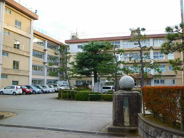 高岡西部中学校まで1300m