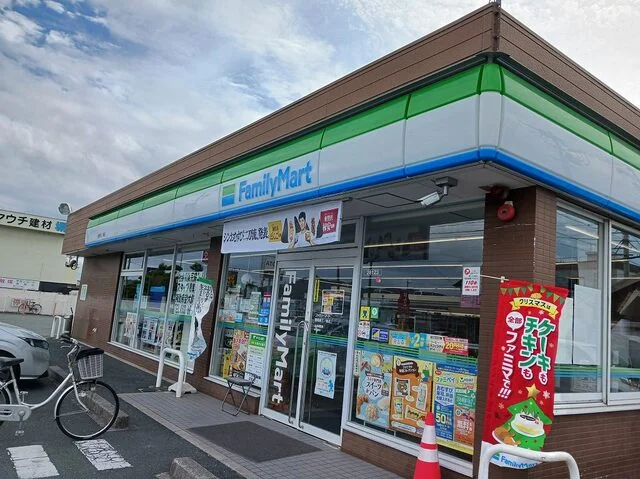 ファミリーマートまで70m