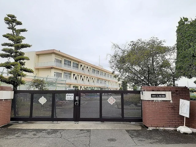 小牧市立　三ツ渕小学校まで900m