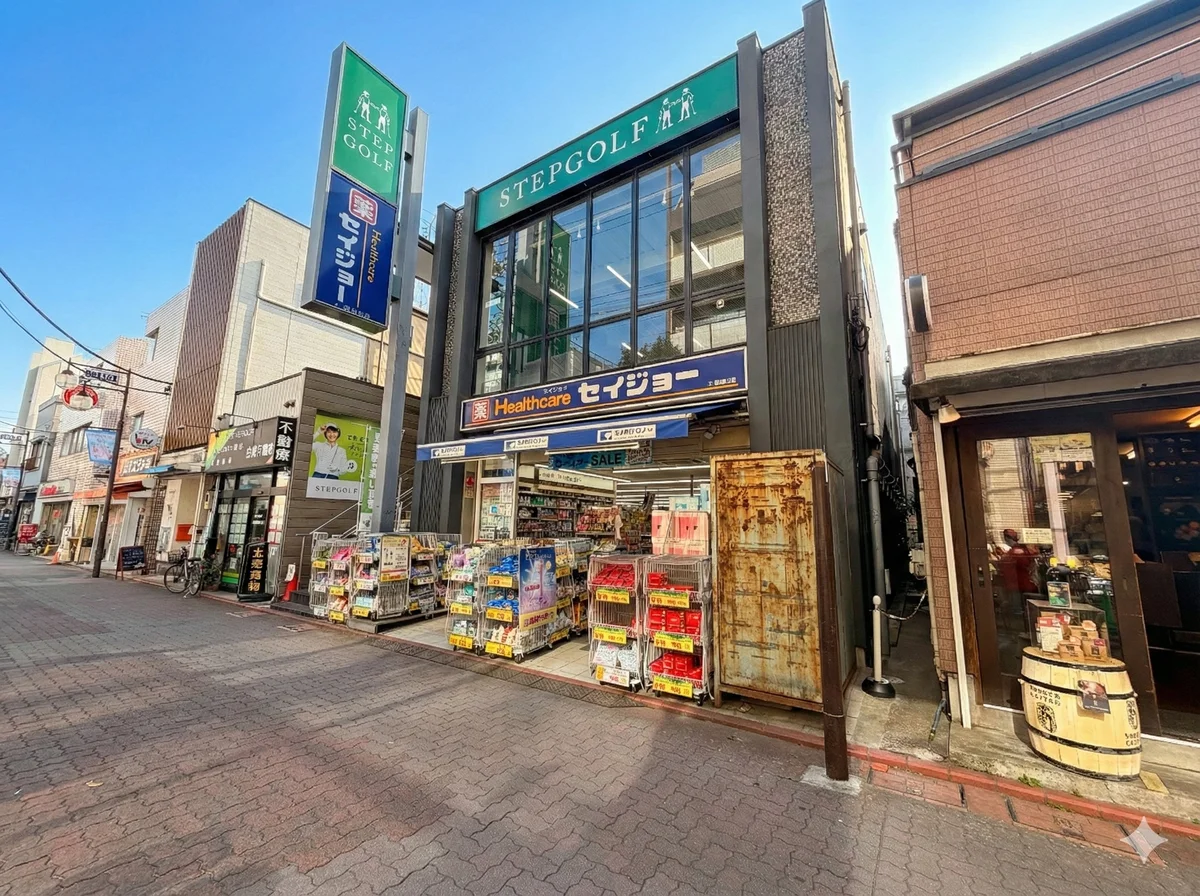 ドラッグストアもちゃんとあります！