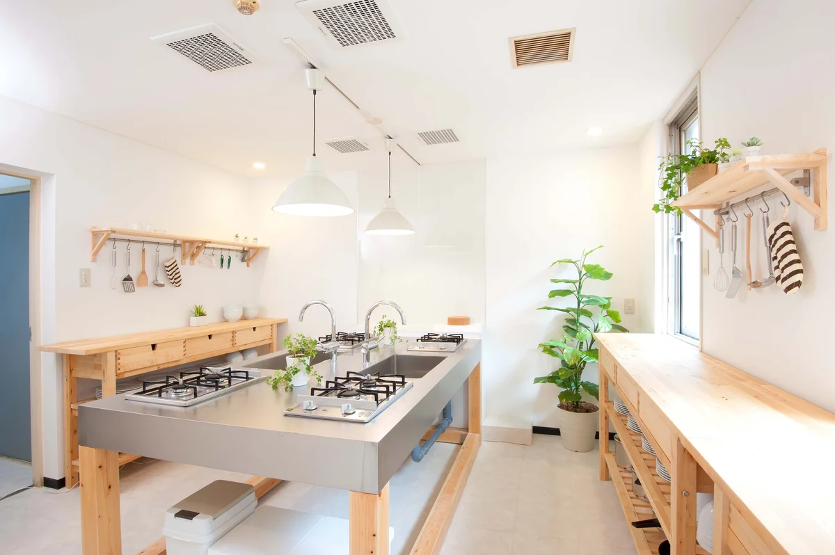 基本的な調理器具や食器も揃ってます