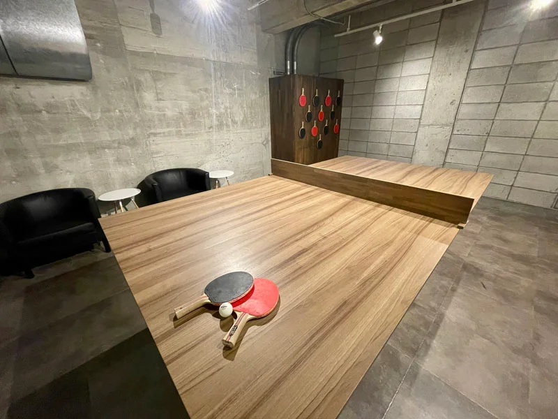 地下には木目調の卓球台もあります