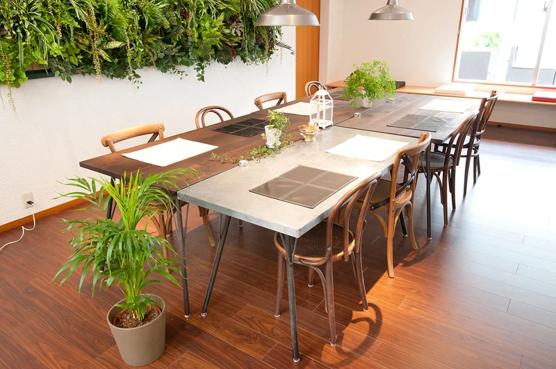 大人数でもゆったり座れるダイニングテーブル