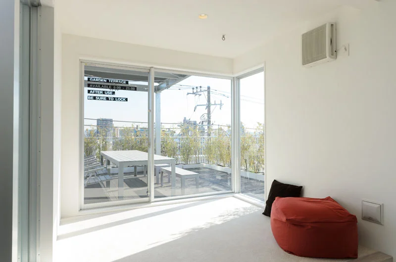 ワークスペースの奥には小上がりのくつろぎスペース