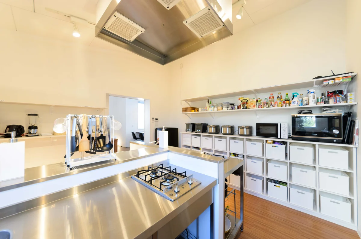 基本的な調理器具と家電も揃ってます
