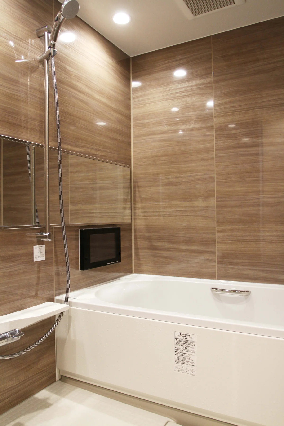 広々としたバスタブ