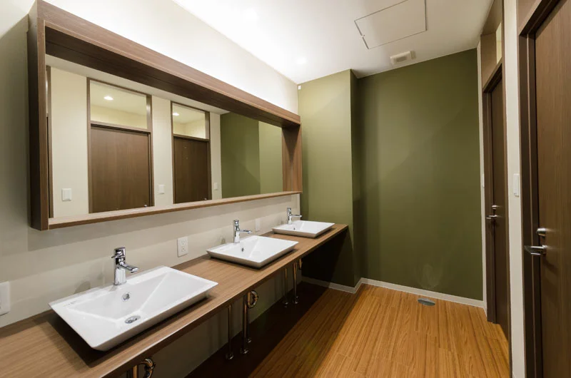 男性シャワー室内の洗面台