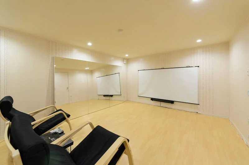 大きなスクリーンのある防音室