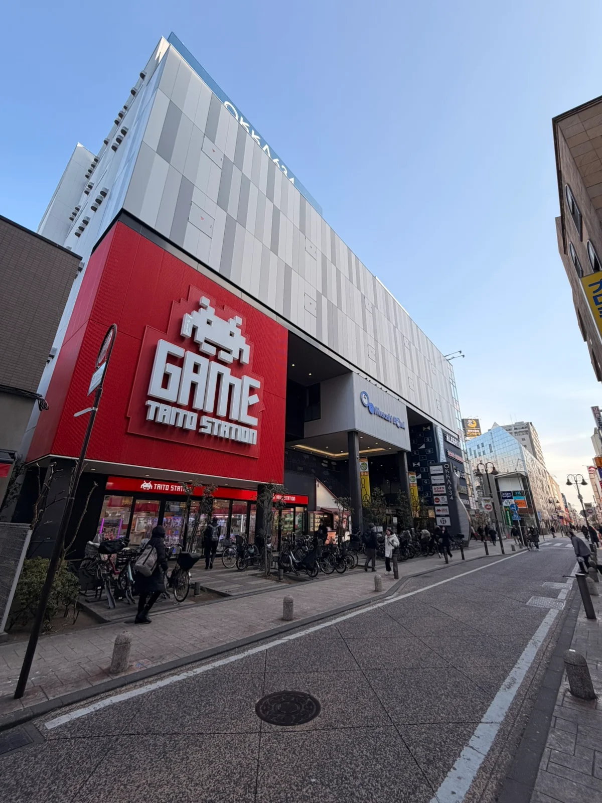 ゲームセンター、ボウリング、カラオケなど楽しめるアミューズメント施設