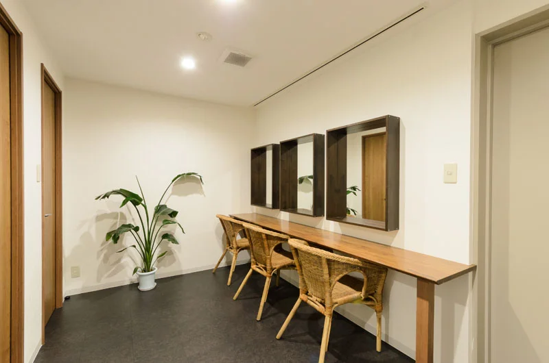 女性浴室内の鏡台