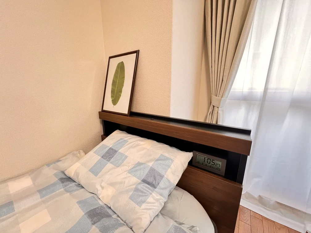 ベッドにもコンセントがあるので便利です。