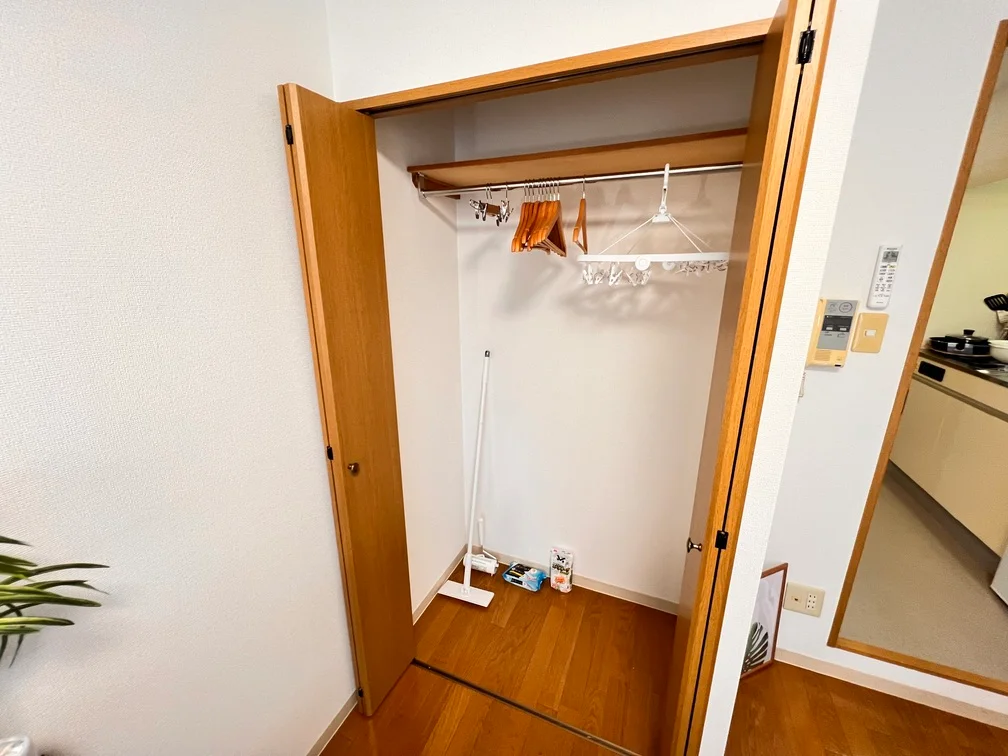 掃除用具や、ハンガーはここにあります。