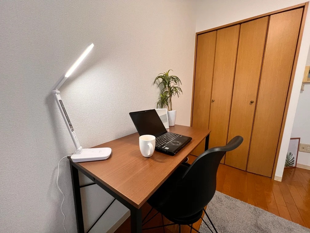 リモートワークに便利なデスク完備