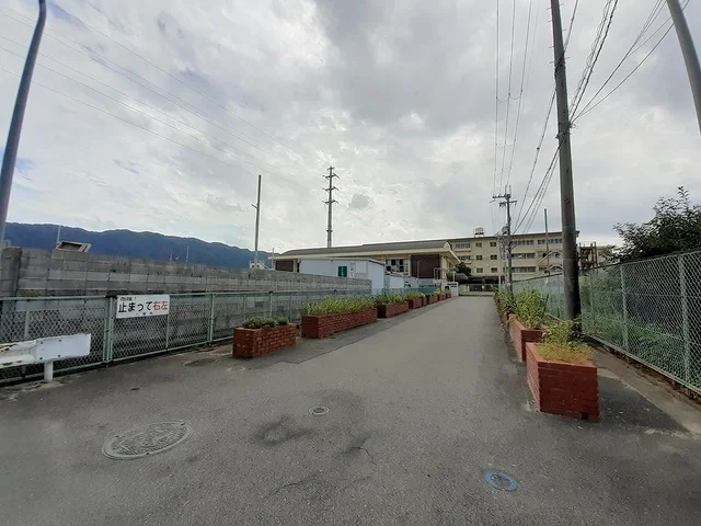 八尾市立東山本小学校まで160m