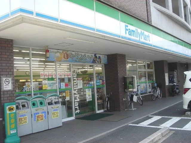 ファミリーマートまで140m
