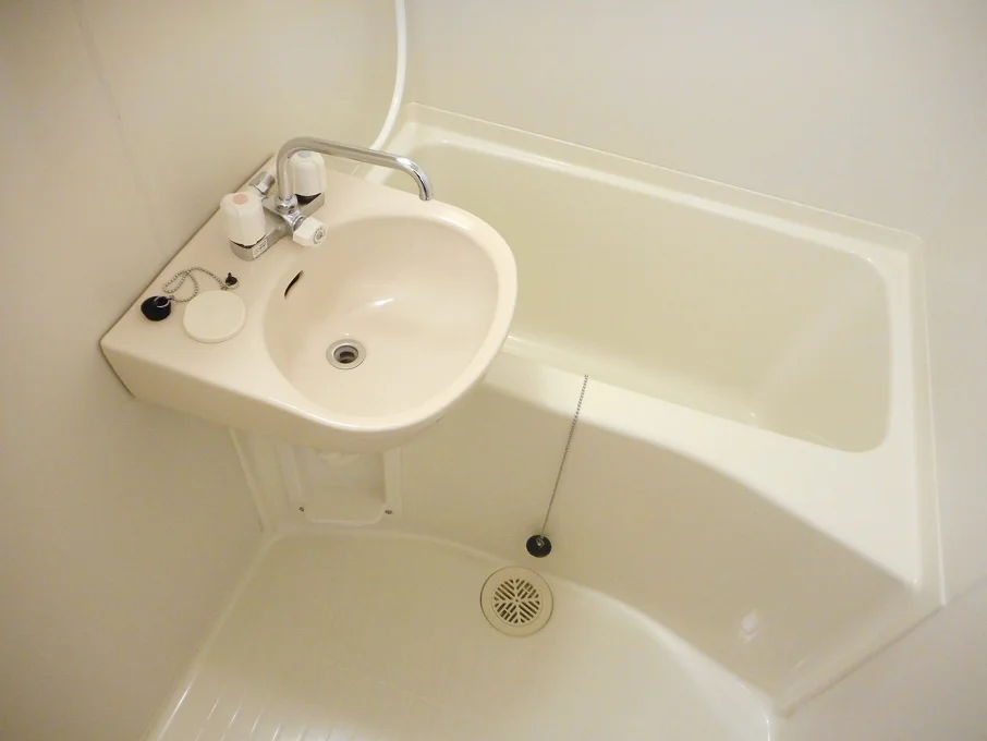 洗面台とユニット式のお風呂です