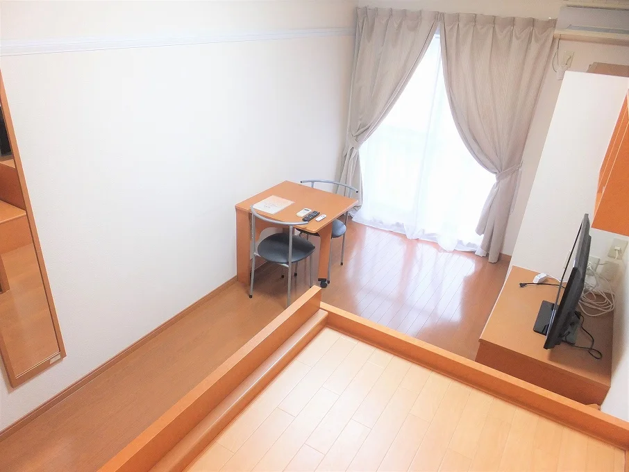 カーテンやテーブル、テレビも備え付けです