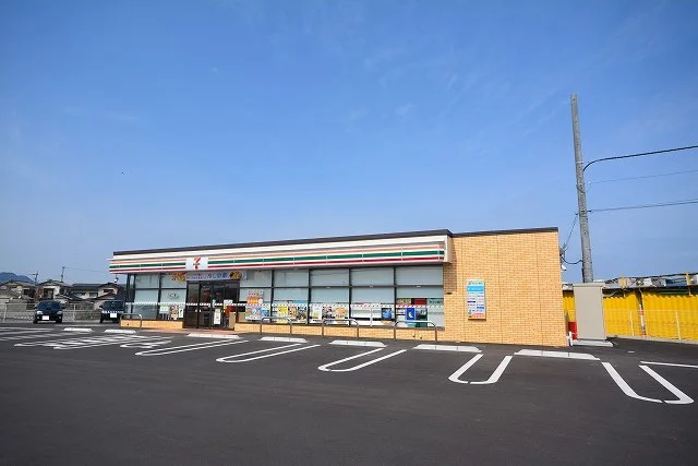 セブンイレブンまで700m