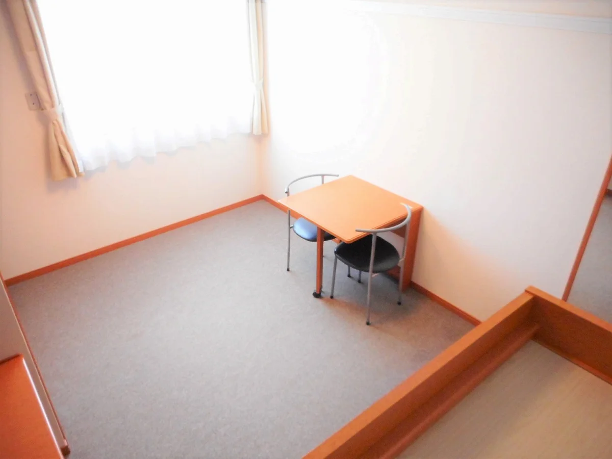 テーブルは折り畳み式です