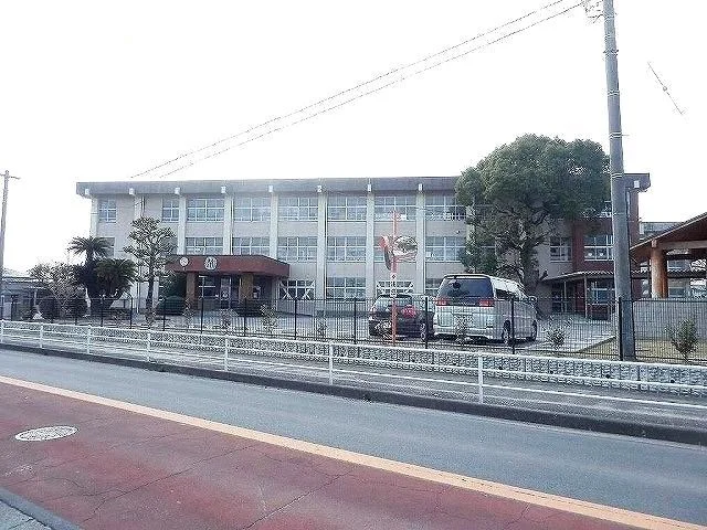 鶴居小学校まで750m