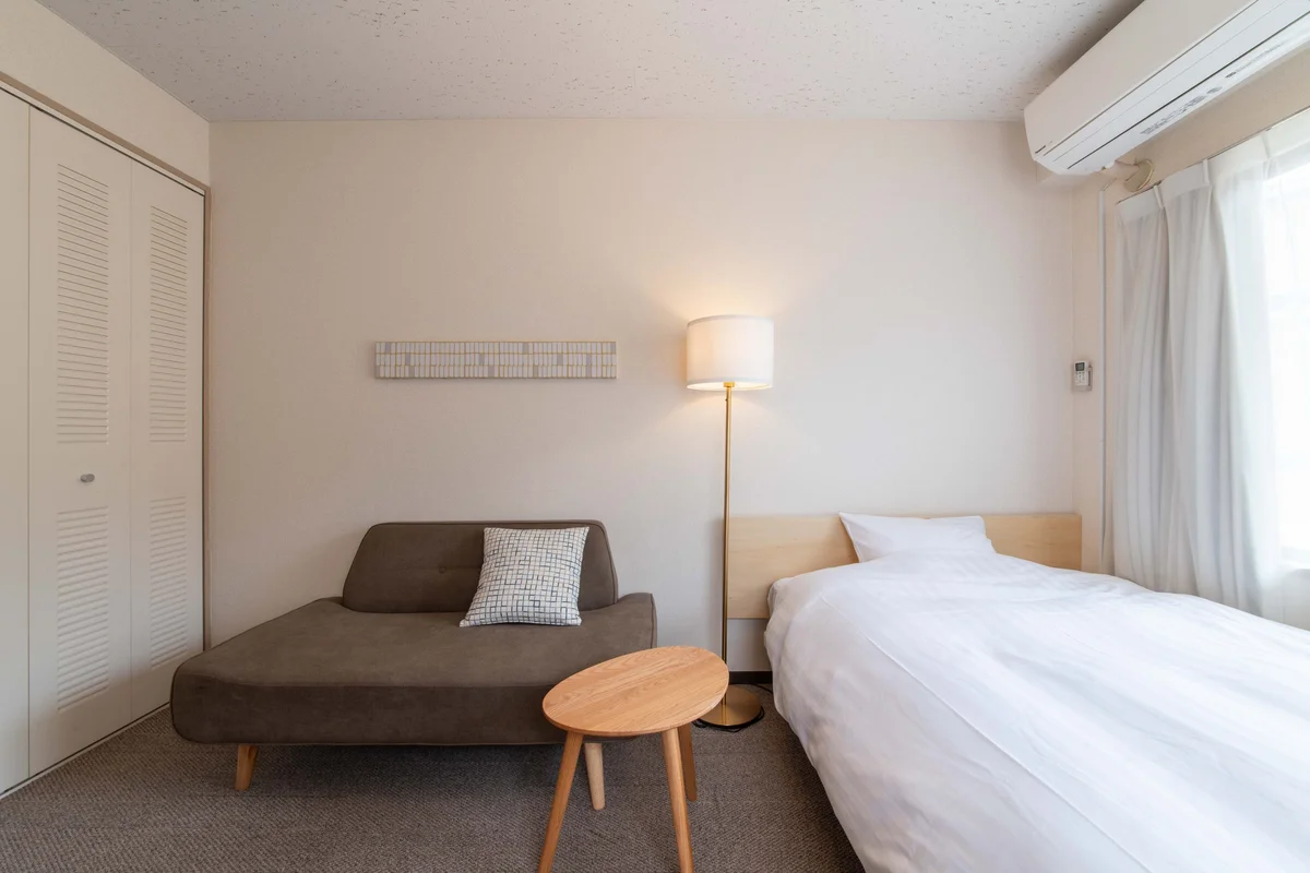 2人でも座れるゆったりとしたソファもございますよ。