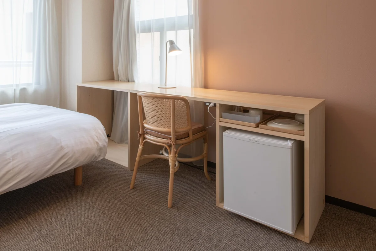 大きなデスクは収納も兼ねていて機能的！壁のフックも飾る収納にできますね。