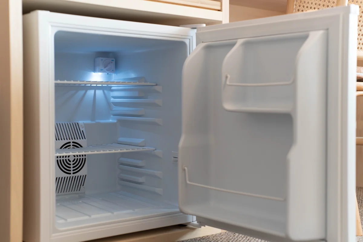 引き出しの中には、無印良品で統一した食器等も。