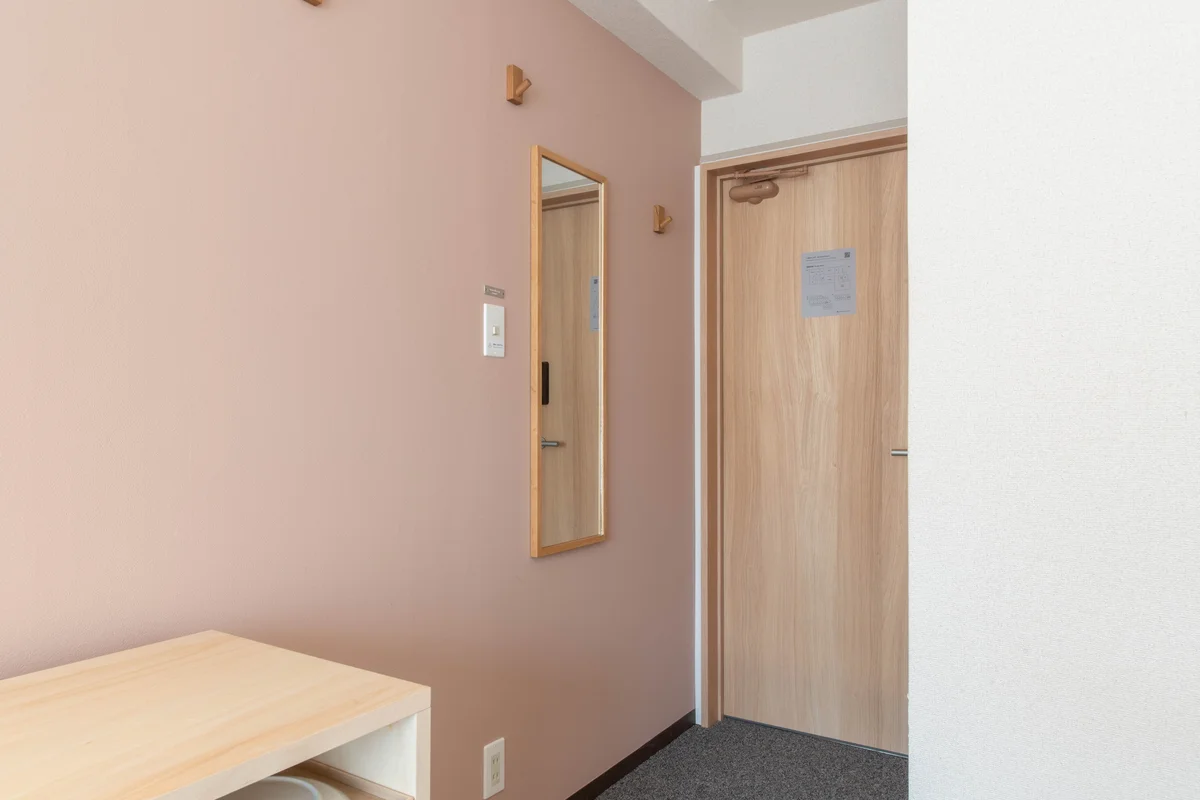 玄関前には姿見つきでお出かけ前に身だしなみをチェック◎